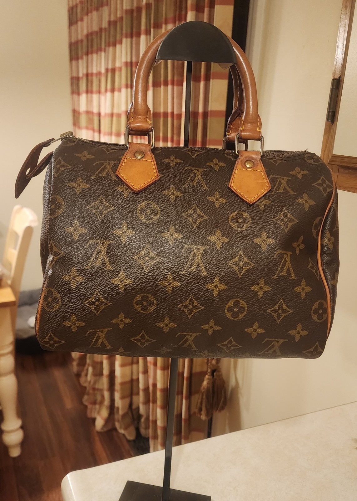 pre-owned Louis Vuitton Speedy 25 handbag in the iconic monogram canvas.
